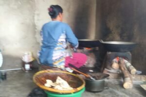 Proses penggorengan Keripik Tempe dengan Kayu Bakar